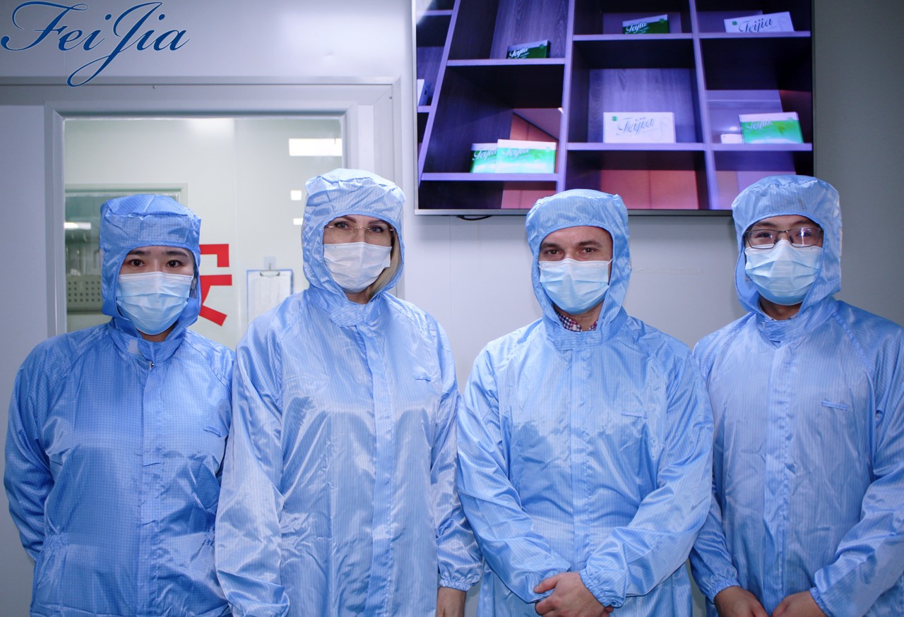 Facility visit · group portrait